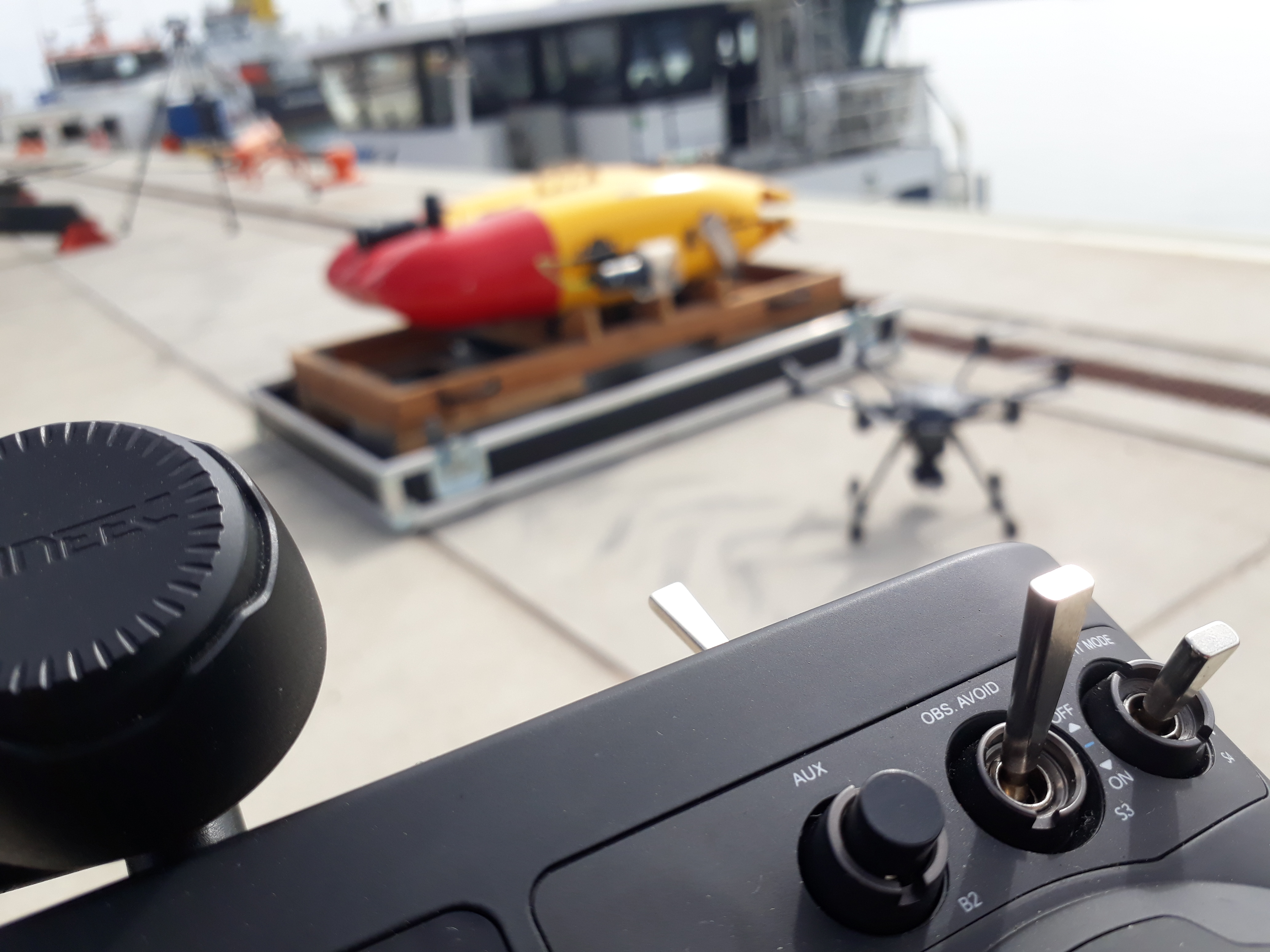 Luft und Wasser: Extremsituationen bei Inspektionen. Fraunhofer IFAM und DFKI auf Helgoland – Test erster Ansätze der mobilen Robotik.Fraunhofer IFAM und DFKI auf Helgoland – Test erster Ansätze der mobilen Robotik.